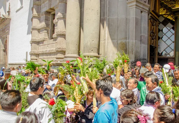 QUITO, ECUADOR - 23 DE MARZO DE 2018: Personas no identificadas participan en la celebración del Domingo de Ramos antes de Pascua, sosteniendo en sus manos hierbas en lugar de hojas de palma — Foto de Stock