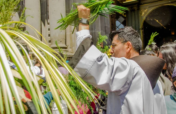 Quito, Ecuador - 23 mars 2018: utomhus Visa av oidentifierade personer deltar i firandet av Palm söndagen före påsk — Stockfoto