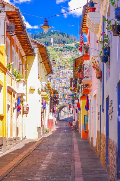 QUITO, ECUADOR AUGUST, 28, 2018: Beautiful buildings with some Flags hanging from a balcony at historical center of old town Quito in northern Ecuador in the Andes mountains — Stock Photo, Image