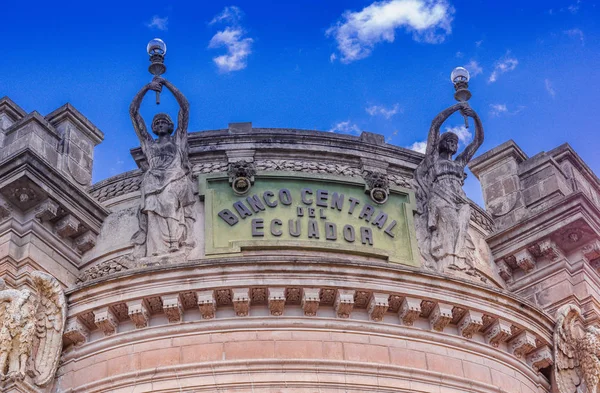 QUITO, ECUADOR AGOSTO, 28, 2018: Fachada da arquitetura colonial no centro histórico de Quito — Fotografia de Stock