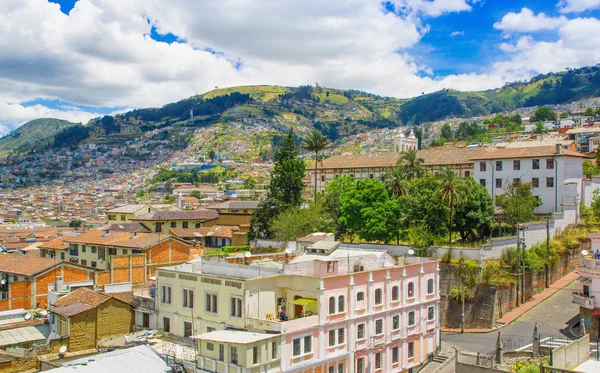 Vista superior de los tejados de la ciudad colonial con algunas casas coloniales ubicadas en la ciudad de Quito —  Fotos de Stock