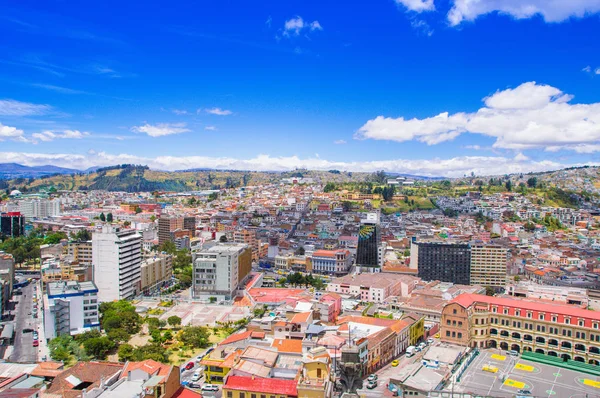 Vista superior de los tejados de la ciudad colonial con algunas casas coloniales ubicadas en la ciudad de Quito — Foto de Stock