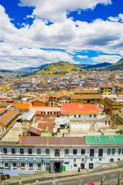 QUITO, ECUADOR - MAY 06 2016: Top view of rooftops of the colonial town with some colonial houses located in the city of Quito — Stock Photo, Image