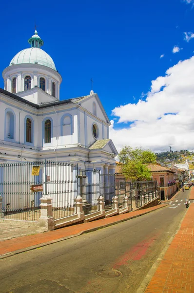 Quito, Ecuador, September, 28, 2018: Buiten gezien van koloniale straat met prachtige gebouwen in de stad van Quito-Ecuador — Stockfoto