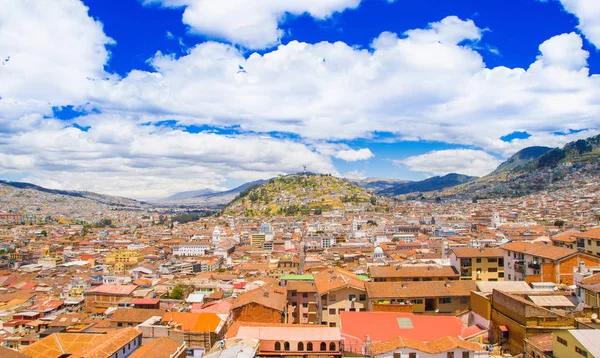 Bela vista ao ar livre da cidade colonial de Quito com algumas casas coloniais localizadas na cidade de Quito — Fotografia de Stock