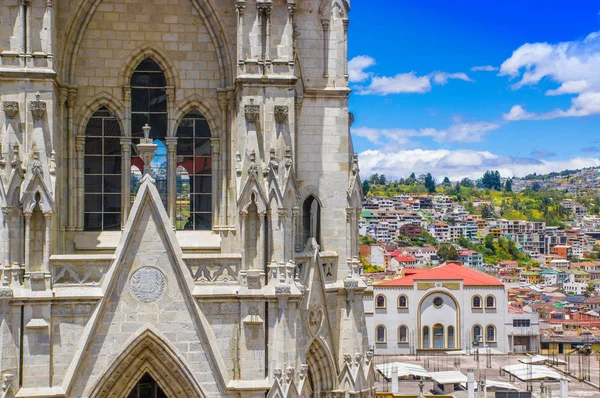 Basilica del Voto Nacional dan pusat kota Quito di Ekuador — Stok Foto