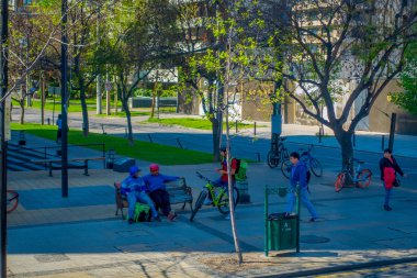 Santiago, Şili - 16 Ekim 2018: bazı bitkilerde kaldırım ile muhteşem Finans Merkezi binalar bölgesinin Las Condes içinde sokaklarda yürürken Tanımlanamayan kişi