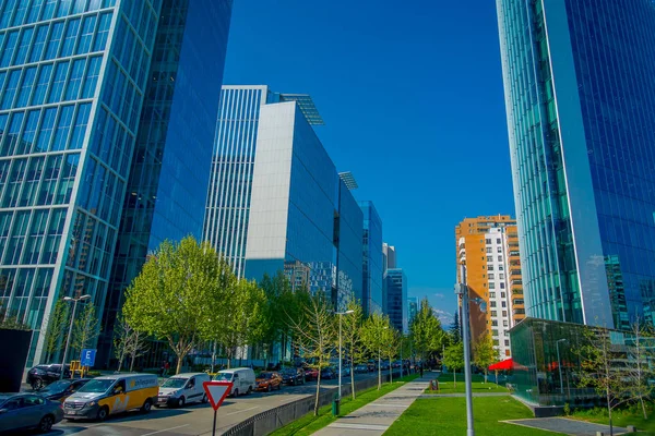 SANTIAGO, CHILE - OUTUBRO 16, 2018: Edifícios de escritórios no distrito financeiro conhecido como Nueva Las Condes na Rua Rosario Norte, Las Condes, Santiago do Chile — Fotografia de Stock