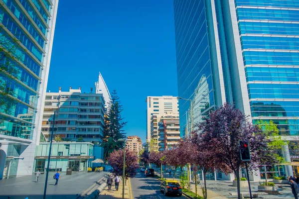 Santiago, Şili - 16 Ekim 2018: bazı bitkilerde kaldırım ile muhteşem Finans Merkezi binalar bölgesinin Las Condes içinde sokaklarda yürürken Tanımlanamayan kişi — Stok fotoğraf