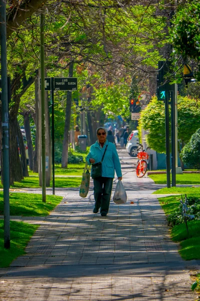 Santiago, Şili - 13 Eylül 2018: Açık şehir parkında dowtown Santiago, kentin muhteşem güzel güneşli gündüz yürüyen kadın görünümünü — Stok fotoğraf
