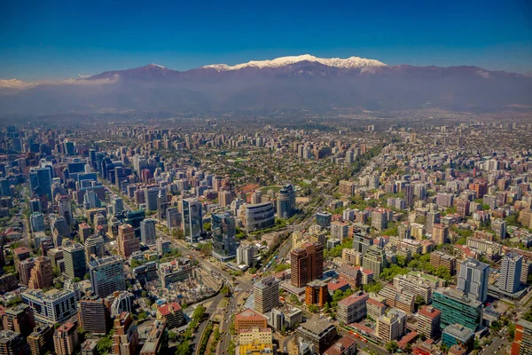 Wspaniały widok na Santiago z ośnieżonych górskich w horizont, obejrzeli z Cerro San Cristobal, Chile — Zdjęcie stockowe