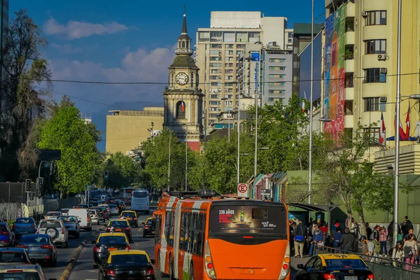 Сантьяго, Чилі - 13 вересня 2018: Відкритий погляд потік трафіку на вулиці Сантьяго. Чилі, Південна Америка — стокове фото