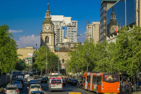 Santiago, Chile - 13 September 2018: Utomhus utsikt över trafikflödet på gatorna i Santiago. Chile, Sydamerika — Stockfoto