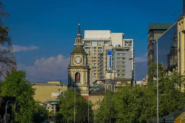 Σαντιάγκο, Χιλή - 13 Σεπτεμβρίου 2018: Εξωτερική άποψη της ροής της κυκλοφορίας στους δρόμους του Σαντιάγο. Χιλή, Νότια Αμερική — Φωτογραφία Αρχείου