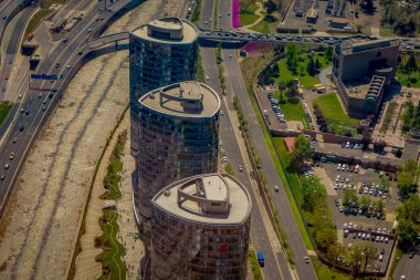 santiago de chile yeni ve modern bir iş merkezi manzarası