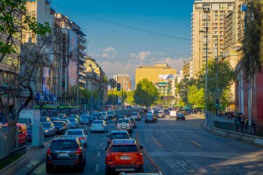 Santiago, Şili - 13 Eylül 2018: Açık görüş-in trafik akışı Santiago sokaklarında. Şili, Güney Amerika