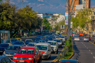 Santiago De Chile, Şili - 16 Ekim 2018: Arabalar trafikte Las Condes bölgesinde reçel. Saatinde en kötü trafik ile dünyanın en iyi şehirlerinden şehir arasındadır