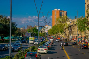 Santiago De Chile, Şili - 16 Ekim 2018: Arabalar trafikte Las Condes bölgesinde reçel. Saatinde en kötü trafik ile dünyanın en iyi şehirlerinden şehir arasındadır