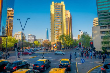 Santiago De Chile, Şili - 16 Ekim 2018: Açık görünümü trafik dowtown Chile Santiago sokaklarında