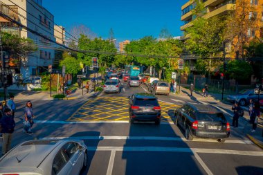 Santiago De Chile, Şili - 16 Ekim 2018: Santiago de Chile şehrin sokaklarında yoğun trafik