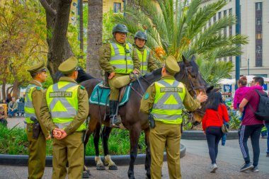 Santiago, Şili - 13 Eylül 2018: Polis açık bakış bir binicilik dowtown Şili'nin Santiago şehir içinde carabineros olarak adlandırılan