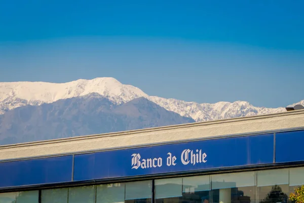 SANTIAGO, CHILE - 13 DE SEPTIEMBRE DE 2018: Vista al aire libre del Banco de Chile con una hermosa vista de la montaña nevada en el horizonte en Santago de Chile — Foto de Stock