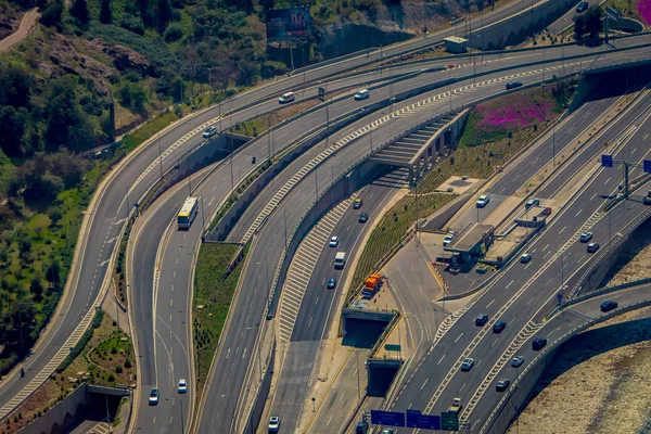 Intersección de autopistas en el distrito de Vitacura en Santiago de Chile — Foto de Stock