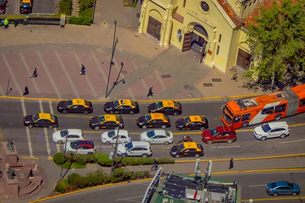 SANTIAGO, CHILE - 13 DE SEPTIEMBRE DE 2018: Por encima de la vista de autos en el tráfico con algunos edificios de cubos alrededor ubicados en el centro de la ciudad de Santiago de Chile — Foto de Stock