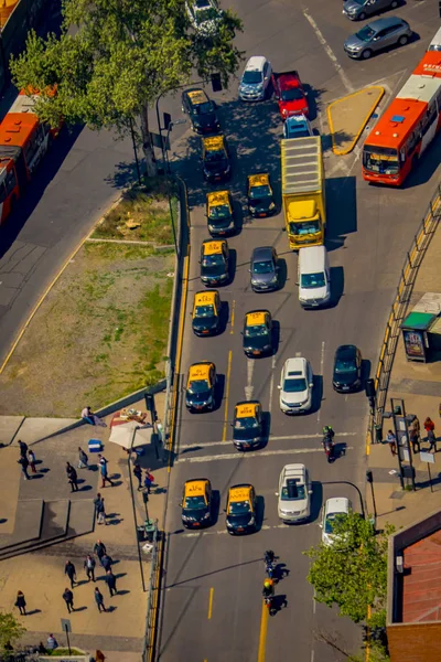 SANTIAGO, CHILE - SETEMBRO 13, 2018: Acima da vista de carros no trânsito com alguns edifícios hube ao redor localizado na cidade de Santiago do Chile — Fotografia de Stock