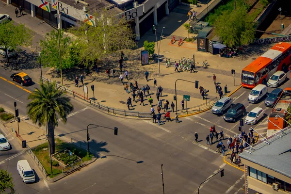 SANTIAGO, CHILE - 13 DE SEPTIEMBRE DE 2018: Por encima de la vista de autos en el tráfico con algunos edificios de cubos alrededor ubicados en el centro de la ciudad de Santiago de Chile —  Fotos de Stock