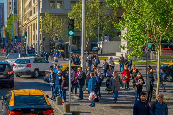 Santiago, Chile - 2018. szeptember 13.: Kültéri kilátás forgalom utcáin Santiago, a tömeg ember sétál a járdán a csúcsforgalom Chile, Dél-Amerika — Stock Fotó