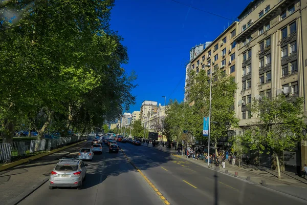 SANTIAGO, CHILE - SETEMBRO 13, 2018: Vista ao ar livre de carros que circulam nas ruas e fluxo de tráfego em Santiago. Chile, América do Sul — Fotografia de Stock