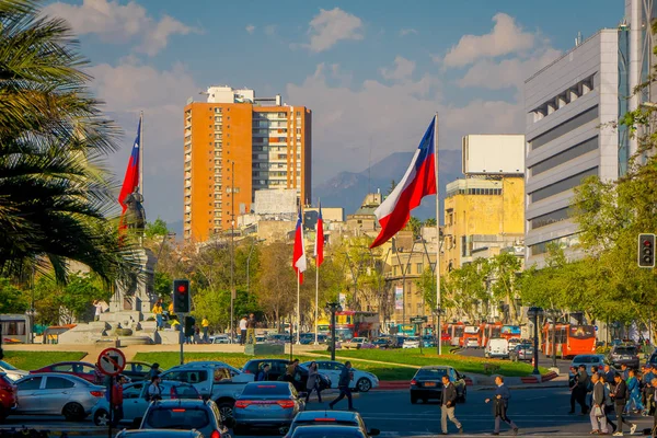 Santiago De Chile, Chile - 16 oktober 2018: Utomhus utsikt över trafikflödet på gatorna i Santiago. Chile, Sydamerika — Stockfoto