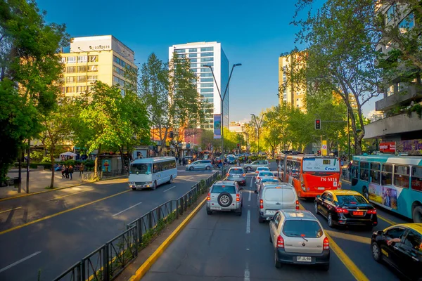 SANTIAGO DE CHILE, CHILE - 16 DE OCTUBRE DE 2018: Coches en atasco en el distrito de Las Condes. La ciudad es una de las principales ciudades del mundo con peor tráfico durante la hora punta — Foto de Stock