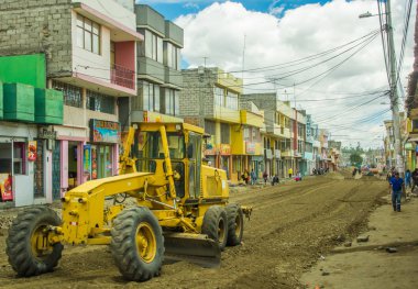 Latacunga, Ekvator, Eylül, 28, 2018: Ağır makine Latacunga şehir ana kare sokaklarında constructuction içinde güzel güneşli bir günde çalışma açık görünümü