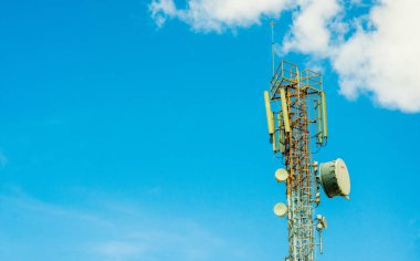 Telekomünikasyon donanımları mavi gökyüzü arka plan üzerinde. Cep telefonları için yönlü anten. Kablosuz iletişim kavramı. Bir iletişim tekrarlayıcı anten Kulesi. Tekrarlayıcı