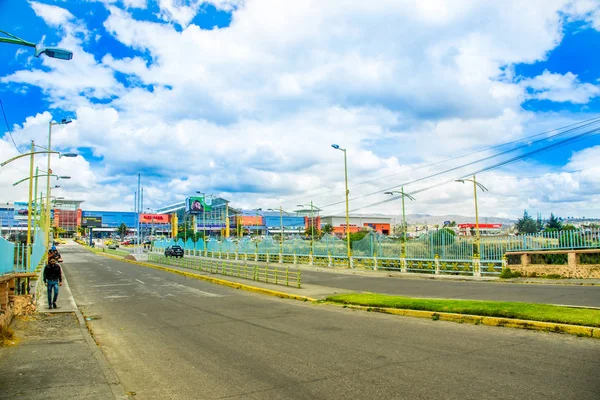 Latacunga, Ekvator, Eylül, 28, 2018: Latacunga şehrin ana Meydanı güzel güneşli günde açık görünüm — Stok fotoğraf