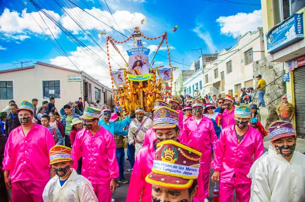 9 월 28, 2018 Latacunga, 에콰도르: 라 축제 드 라 엄마 Negra 전통적인 축제 동안 퍼레이드. 엄마 네 그 라 축제는 원주민, 스페인어 및 아프리카 영향의 혼합물 — 스톡 사진