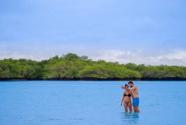 Bay Galapagos, Ekvador - Kasım, 11 2018: muhteşem çift Tortuga güzel plaj su zevk Santa Cruz bölgesinde, Galapagos Adaları