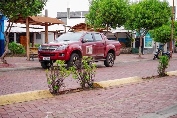 Galapagos, Ecuador - November, 11 2018: szabadtéri view autó az utcákon, a város Puerto Ayora, Santa Cruz Galápagos-szigetek — Stock Fotó