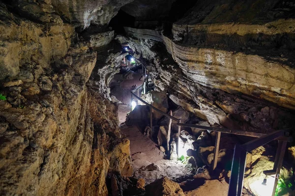 Verlichte lava tunnel met vochtige vloer in de Galapagos eiland van zand Cruz op weg naar Puerto Ayora, Ecuador — Stockfoto