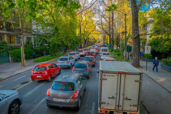 SANTIAGO DE CHILE, CHILE - 16 октября 2018 года: интенсивное движение на улицах города Сантьяго-де-Чили — стоковое фото