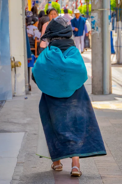 OTAVALO, ECUADOR, NOVEMBRO 06, 2018: Visão traseira da mulher indígena caminhando na calçada na cidade de Otavalo — Fotografia de Stock