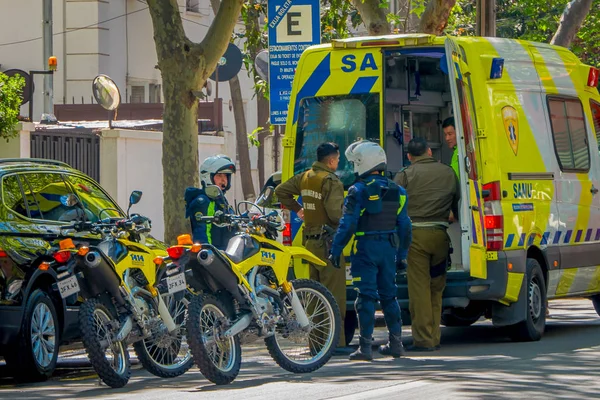 SANTIAGO, CHILI - 13 SEPTEMBRE 2018 : Vue extérieure d'un groupe de personnes à proximité d'une ambulance garée sous une rue écologique entourée de plantes lors d'une magnifique belle journée ensoleillée à Santiago — Photo