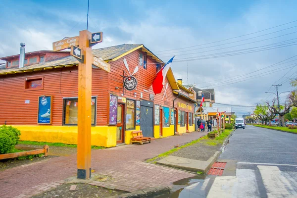 PUCON, CHILE - 23 DE SEPTIEMBRE DE 2018: Vista al aire libre de hermosos edificios coloniales de madera ubicados en la ciudad de Pucón —  Fotos de Stock