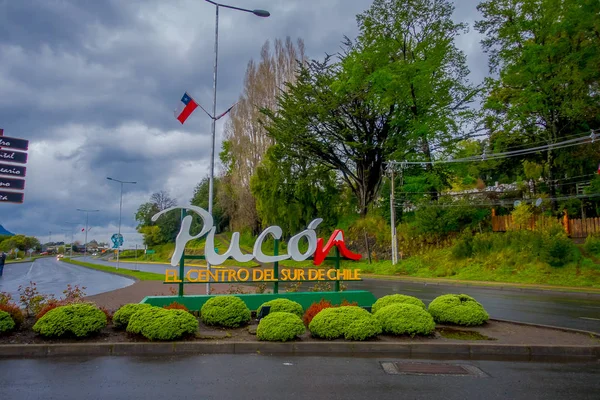 PUCON, CHILE - 23 DE SEPTIEMBRE DE 2018: Carteles informativos de madera en un poste con grandes letras al entrar en la ciudad de Pucón — Foto de Stock