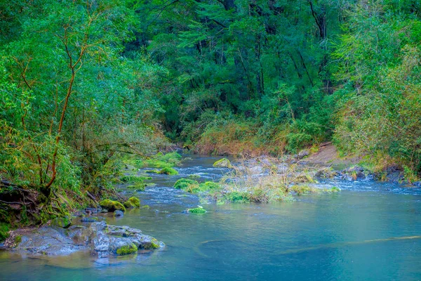 Buiten uitzicht op de prachtige rivier van turkoois water gelegen in Pucon, Chili — Stockfoto