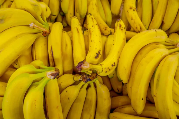 关闭新鲜香蕉背景的选择性焦点 — 图库照片
