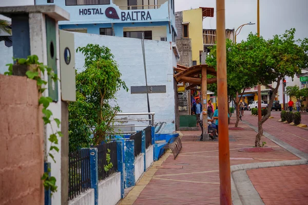 GALAPAGOS, ECUADOR- 11 DE NOVIEMBRE DE 2018: Vista exterior de edificios de viviendas ubicados en la ciudad de Puerto Ayora, Islas Galápagos de Santa Cruz —  Fotos de Stock