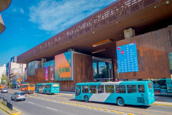 Santiago Chile Lokakuu 2018 Liikenne Edessä Rakentaminen Metallisen Rakennuksen Kunniaksi — kuvapankkivalokuva